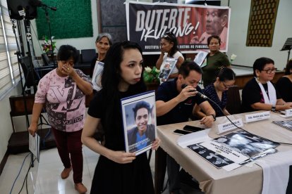 Familiares de víctimas de la guerra contra las drogas en Filipinas durante el mandato del expresidente Rodrigo Duterte 
                      EFE/EPA/ROLEX DELA PENA