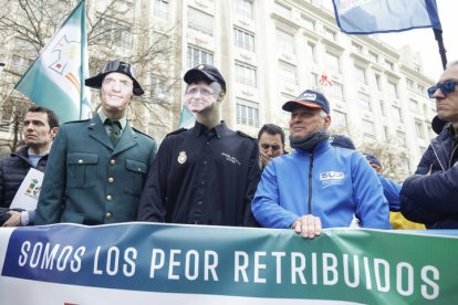 Una decena de sindicatos policiales y asociaciones de guardias civiles se concentraron a las puertas del Congreso, para protestar por el acuerdo del PSOE con Junts en materia migratoria.