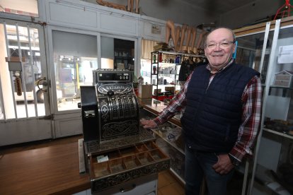 Julio Álvarez, junto a la caja registradora National de estilo Art-Decó fabricada en los Estados Unidos hace cien años.