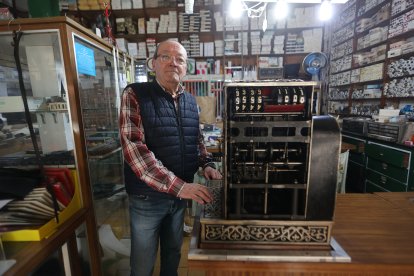 Álvarez muestra los engranajes de la máquina, que funciona como el primer día.
