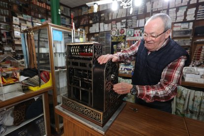 Julio Álvarez, junto a la caja registradora National de estilo Art-Decó fabricada en los Estados Unidos hace cien años.