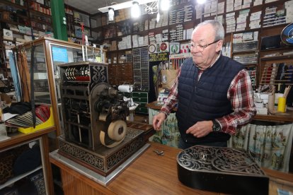 Julio Álvarez, junto a la caja registradora National de estilo Art-Decó fabricada en los Estados Unidos hace cien años.