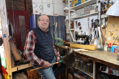 Julio Álvarez, en el taller de la tienda.