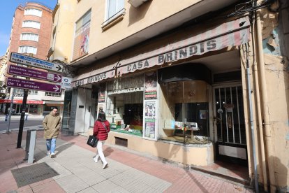 Casa Brindis abrió en 1939 en la avenida de La Puebla, y desde 1942 ocupa el local actual.