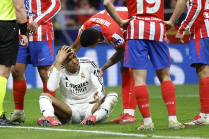 El delantero francés del Real Madrid, Kylian Mbappé se duele en el suelo durante el partido de vuelta de los octavos de final de la Liga de Campeonesen el estadio Metropolitano. EFE/Juanjo Martín