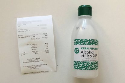 Venta de alcohol en una farmacia de León durante el confinamiento en 2020.