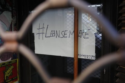 Mensajes y dibujos en apoyo a los afectados por la crisis del coronavirus durante el confinamiento en 2020.