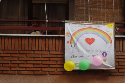 Mensajes y dibujos en apoyo a los afectados por la crisis del coronavirus durante el confinamiento en 2020.