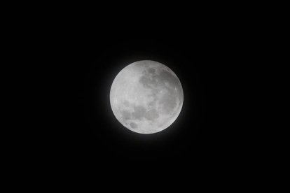 Fotografía de la luna previo a un eclipse lunar total en la madrugada de este viernes, en Asunción (Paraguay).