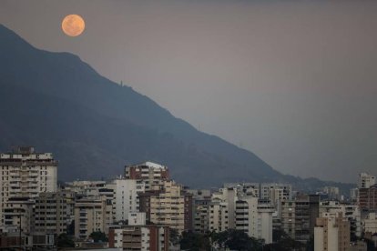 Fotografía de la luna llena este jueves en Caracas (Venezuela).