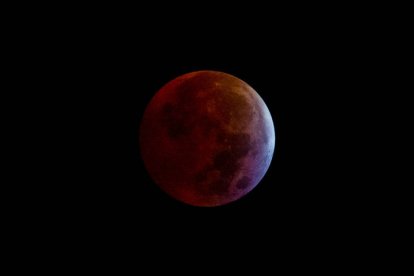 Vista de la luna llena este viernes, durante eclipse lunar, un fenómeno astronómico conocido como 