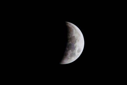Luna vista durante un momento del eclipse lunar esta madrugada visto desde la playa de Doniños de Ferrol.