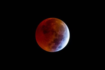Vista de la luna llena este viernes, durante eclipse lunar, un fenómeno astronómico conocido como 