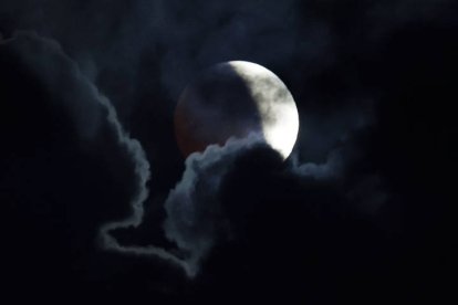 Luna vista durante un momento del eclipse lunar esta madrugada visto desde la playa de Doniños de Ferrol.