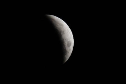 Vista de la luna llena este viernes, durante eclipse lunar, un fenómeno astronómico conocido como 