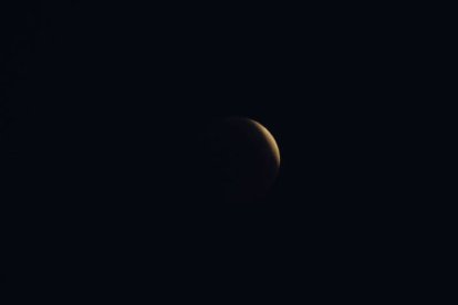 Vista de la luna de Sangre, este viernes de madrugada, durante el eclipse lunar visto desde la Ulloa al sur de Lugo.