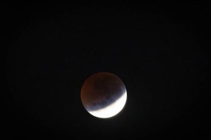 Fotografía tomada durante el eclipse lunar conocido como Luna de Sangre, visto desde la ciudad de São Paulo (Brasil) en la madrugada de este viernes.