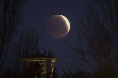 LLa luna poco antes del máximo del eclipse total, se pone a las 07:13 am, este viernes en Santiago de Compostela.