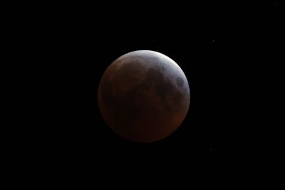 Combo con imágenes de la luna durante el progreso del eclipse durante la madrugada de este viernes en La Habana (Cuba). 