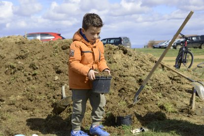 Niños del municipio plantan árboles del Bosque de los Sueños en Calzadilla de los Hermanillos.
