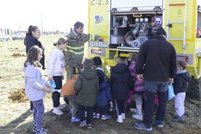 Niños del municipio plantan árboles del Bosque de los Sueños en Calzadilla de los Hermanillos.