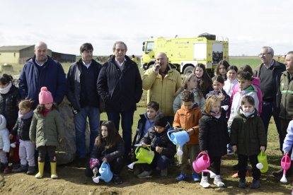 Niños del municipio plantan árboles del Bosque de los Sueños en Calzadilla de los Hermanillos.