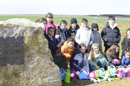 Niños del municipio plantan árboles del Bosque de los Sueños en Calzadilla de los Hermanillos.