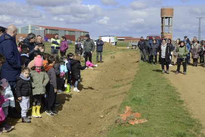 Niños del municipio plantan árboles del Bosque de los Sueños en Calzadilla de los Hermanillos.