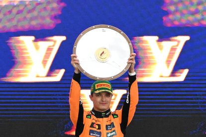 El británico Lando Norris celebra su triunfo en el GP de Australia de F1, disputado en el circuito de Melbourne. EFE/EPA/JAMES ROSS AUSTRALIA AND NEW ZEALAND OUT