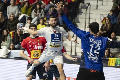 El jugador de la selección de Serbia de balonmano, Vanja Ilic (c), y los jugadores de la selección española de balonmano, Imanol Garciandía (i) y Rodrigo Corrales (d), durante del partido de clasificación para el próximo Campeonato de Europa de Balonmano, entre España y Serbia celebrado hoy domingo en el pabellón Quijote Arena de Ciudad Real. EFE/Jesús Monroy