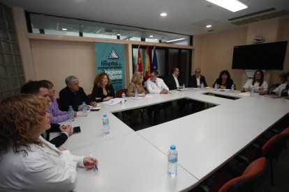 Participantes en la reunión de la comisión de seguimiento del Plan de Garantía Asistencial para el Bierzo.