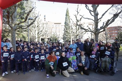 Foto de familia con los padrinos y madrinas al comienzo de la carrera.