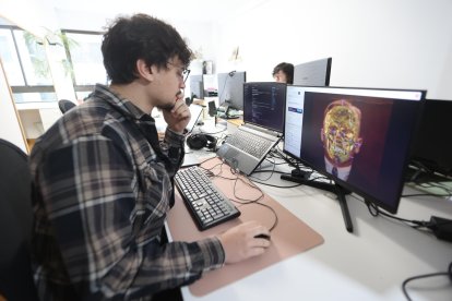 Marcos Macías, con una de las identificaciones de la fosa de Vilna, en Lituania.