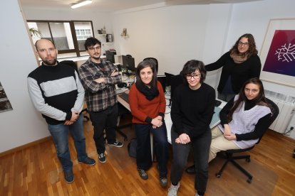 Jorge Almirall, Marcos Macías, Katia Prada, Inés Gómez, Marta Panizo y Gisela Arias, en las oficinas de Panacea en Ponferrada.