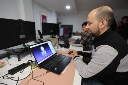 Jorge Almirall, en pleno trabajo en Ponferrada.