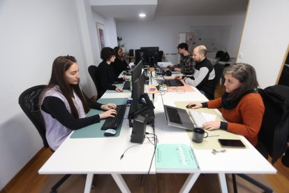 Centro de trabajo en Ponferrada de Panacea, la cooperativa de investigadores que usa IA para identificar a personas asesinadas o caídas en combate.