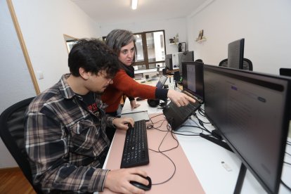 Marcos Macías y Katia Prada, en las oficinas de Panacea en Ponferrada.