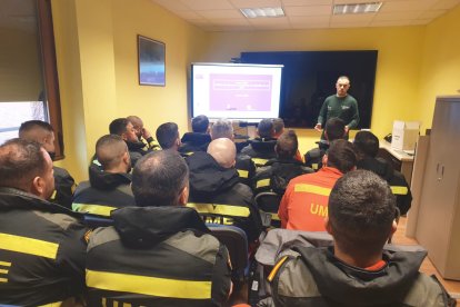 Personal de la Junta y la UME comparten técnicas y materiales en materia de extinción de incendios en Rabanal del Camino.