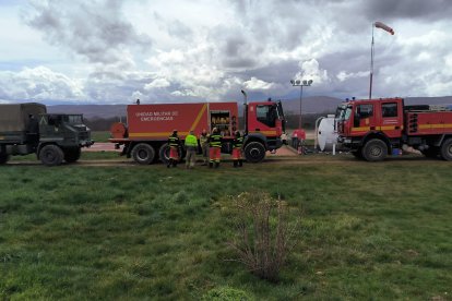 Personal de la Junta y la UME comparten técnicas y materiales en materia de extinción de incendios en Rabanal del Camino.