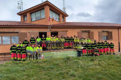 Personal de la Junta y la UME comparten técnicas y materiales en materia de extinción de incendios en Rabanal del Camino.