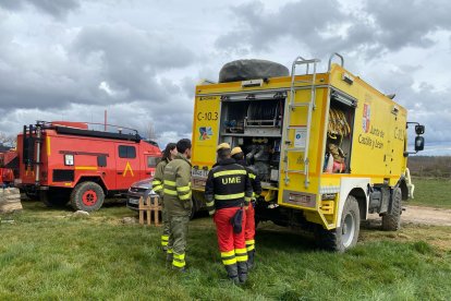 Personal de la Junta y la UME comparten técnicas y materiales en materia de extinción de incendios en Rabanal del Camino.