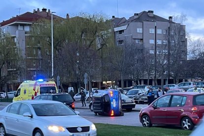 Imagen del coche volcado en La Palomera en León.