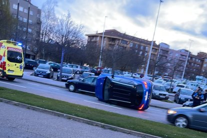 Imagen del coche volcado en La Palomera en León.