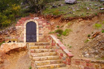 Entrada de la Cueva de Valdelajo en Sabero.