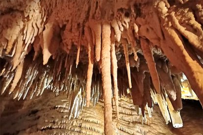 Interior de la Cueva de Valdelajo.