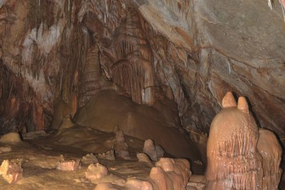 Interior de la Cueva de Valdelajo.