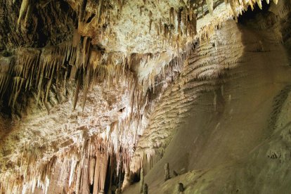Interior de la Cueva de Valdelajo.