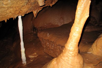 Interior de la Cueva de Valdelajo.