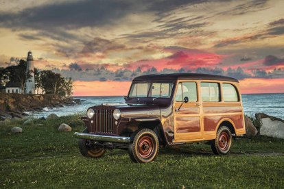 Aunque el Jeep original no estaba inicialmente pensado para usos civiles, fue adaptándose paulatinamente a la vida civil; propuestas como el Wagoneer (1936), con una lujosa carrocería terminada en madera. 