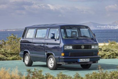 En sus 75 de existencia, las Furgo de VW vienen ofreciendo diversas arquitecturas de carrocería, entre las que cuentan las versiones acristaladas para el transporte de pasajeros. 